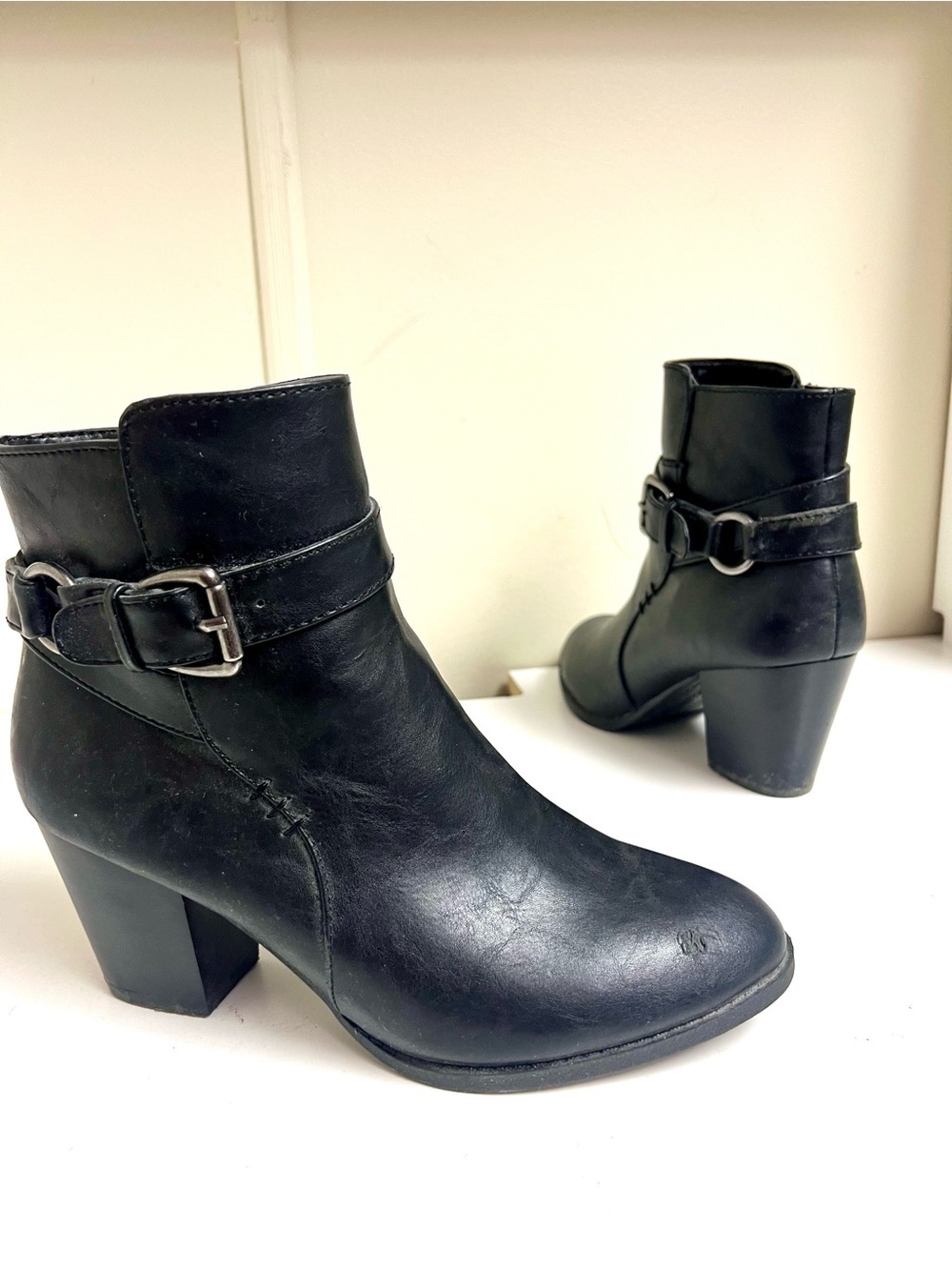 Bass 7.5M Felicia women's black leather ankle boots round toes minimalist biker
